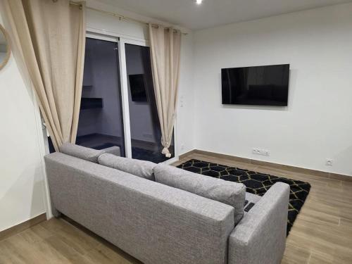 Et tv og/eller underholdning på Cozy house, close to Bordeaux