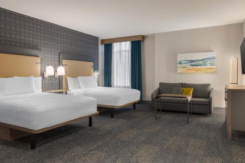 Postel nebo postele na pokoji v ubytování Homewood Suites by Hilton Toronto-Ajax