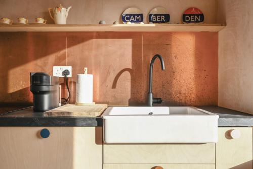 een keuken met een spoelbak en een aanrechtblad bij Luna in Camber