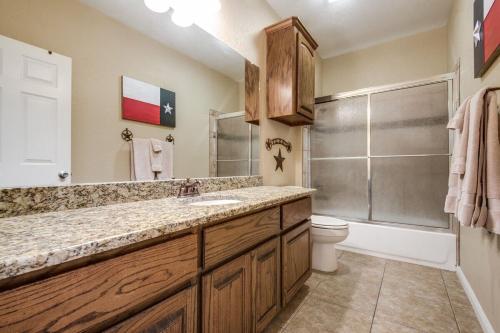 Koupelna v ubytování River View on the Guadalupe - Riverfront with Large Deck & Cliff Side Views