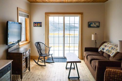 Μια τηλεόραση ή/και κέντρο ψυχαγωγίας στο Bonne Bay Biscuit Box