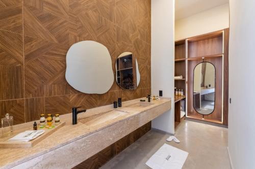 a bathroom with two sinks and a large mirror at Berber Garden in Aït Amara
