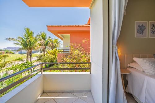 einen Balkon mit einem Bett und Meerblick in der Unterkunft Pousada Barra Mar in Barra de Ibiraquera