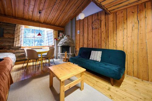una sala de estar con un sofá y una mesa en Ski-inn kelohuoneisto Pyhätunturissa, en Pelkosenniemi