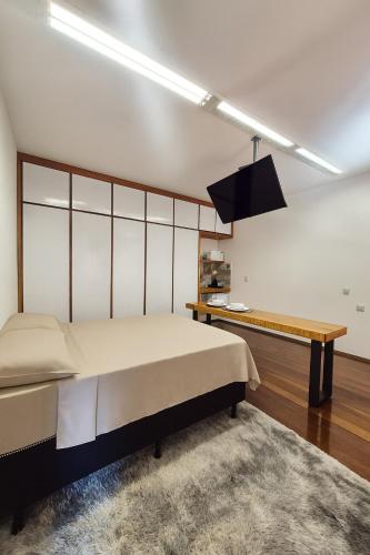 ウベルランジアにあるStudio Privativo 4 min Hospital St Marta, Praia Clube e Centroの大きなベッドと机のある寝室