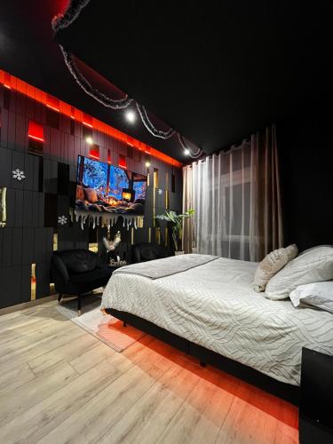 Un dormitorio con una cama y un televisor de pantalla plana. en L'élégance - Charme - Jacuzzi - -Secret- Parking, en Sarrebourg