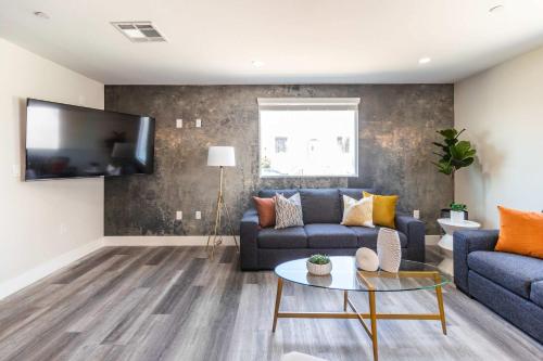 Hollywood Burbank AirportにあるModern 4BR Stay Premium Beds & Full Kitchenのソファとテーブルのあるリビングルーム