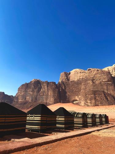 una vista del deserto con le montagne sullo sfondo di Desert Time a Wadi Rum