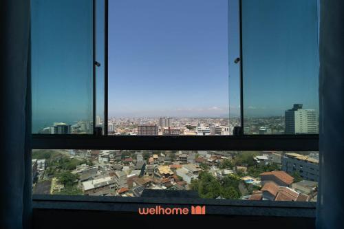 Blick auf eine Stadt aus einem Fenster in der Unterkunft Apto no Centro de Macae a 550m da Praia do Farol in Imbetiba