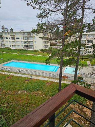 uma vista de uma piscina em um parque em Parque Mar Depto em El Tabo