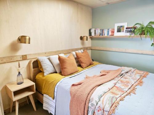 En eller flere senge i et værelse på Beachfront Tree Top House