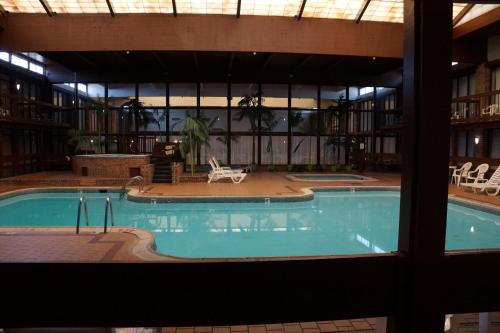 a large swimming pool in a building with a library at Altoona Grand Hotel in Altoona