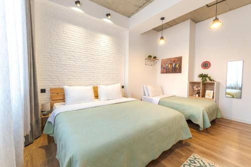 un dormitorio con dos camas en una habitación en New Gudauri apartments by ProGudauri, en Gudauri