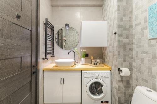 Un pequeño baño con lavadora y secadora. en New Gudauri apartments by ProGudauri, en Gudauri