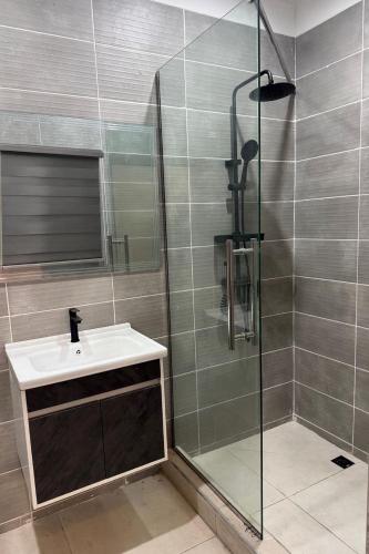 un bagno con lavandino e doccia di Eliana Castle a Trofwi