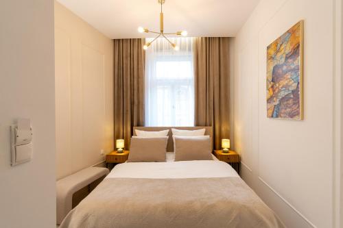 En eller flere senge i et værelse på Kazimierz Residence Apartments by Staymoovers