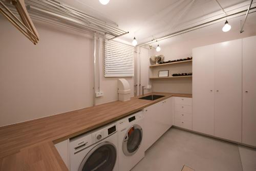 Kuchyň nebo kuchyňský kout v ubytování - Graphite Modern 3-Room Apartment - Stylish Grey Interior - Spacious Terrace - Fully Equipped Kitchen - Wi-Fi - Renovated 2024 - Central & Convenient Location - Free Parking - Near Bus & Airport -