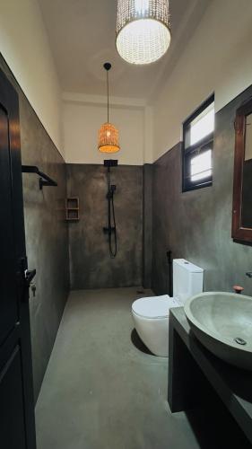 Villa Home Waves Kabalana في آهانغاما: حمام فيه مرحاض ومغسلة