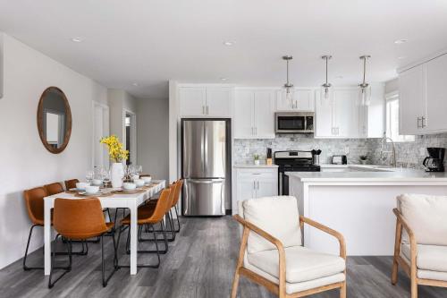 Una cocina o kitchenette en Upscale 4BR Haven Sleeps 8 with Free Parking