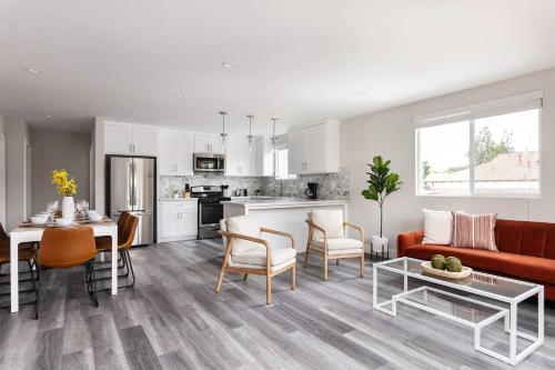 Una cocina o kitchenette en Upscale 4BR Haven Sleeps 8 with Free Parking