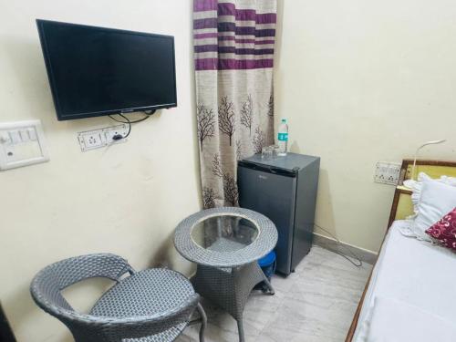 Una televisión o centro de entretenimiento en Fort View