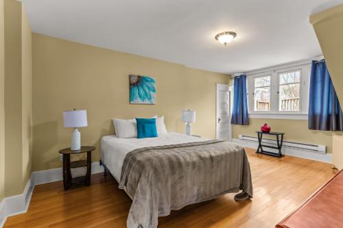 een slaapkamer met een groot bed met blauwe kussens bij Midstream Executive 2BR Wi-Fi Parking in St. John's