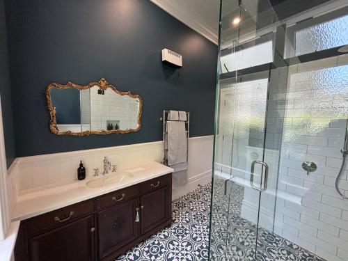 Et badeværelse på Seapoint Cottage, Luxury Accommodation