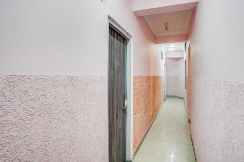 um corredor vazio com uma porta aberta num quarto em Super Hotel O Panchi Pride em Bhopal