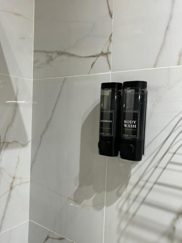 un paio di batterie nere appoggiate su uno scaffale di DooR48 a Novara