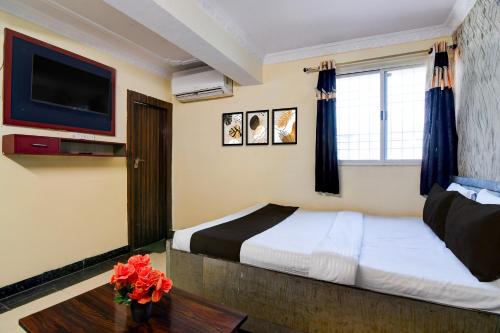 een hotelkamer met een bed en een tv bij Hotel O Deendayal Crossway Ranchi Formerly Yashoda in Rānchī