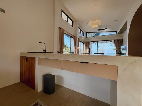 une cuisine avec un grand comptoir et un évier dans l'établissement Beach front villa, à Mae Haad