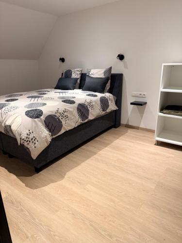 a bedroom with a bed and a wooden floor at Carpe Diem in Ath