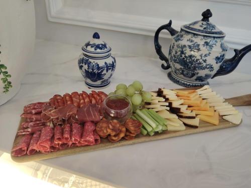 una bandeja de diferentes tipos de carne y queso en Parc Royal Suites Hotel, en Cuenca