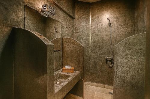 ein Badezimmer mit Dusche und Waschbecken in der Unterkunft Riad 111 & Spa in Marrakesch