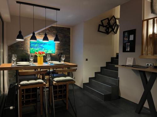 HTS Mosel Apartment Wanderlust Bernkastel Andel في بيرنكاستل كويز: بار في غرفة بها درج