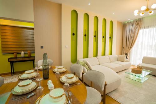 una sala de estar con un sofá y una mesa en Résidence LOBOS, en Dakar