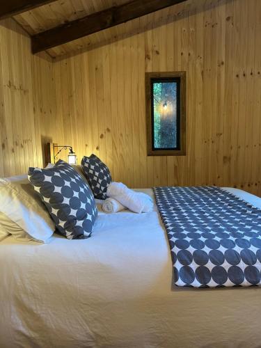 Giường trong phòng chung tại Cabaña Alto del Bosque