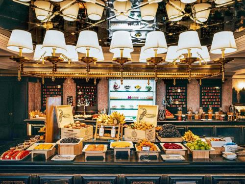 una muestra de frutas y hortalizas en una tienda en Hotel de la Coupole - MGallery, en Sa Pa