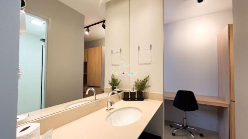 un baño con lavabo y espejo en #2002T# Lindo studio Jd. Goiás., en Goiânia