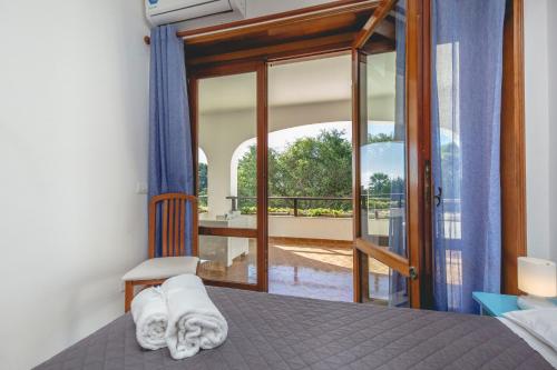 En eller flere senge i et værelse på Villa Maganuco Park - Pool, Sea and Garden