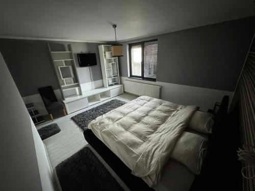 a bedroom with a bed and a window at Promenada House Craiova in Craiova