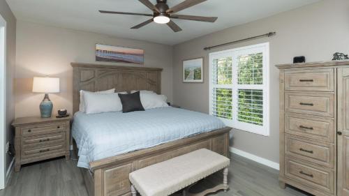 ein Schlafzimmer mit Bett und Deckenventilator in der Unterkunft San Marco Villa - SMV62 in Marco Island