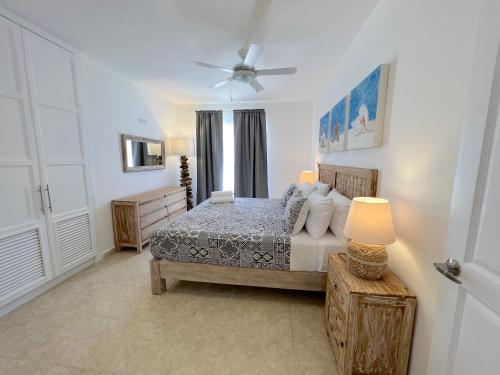 a bedroom with a bed and a ceiling fan at SERENARA TROPICAL - VILLAS and SUITES - playa LOS CORALES in Punta Cana