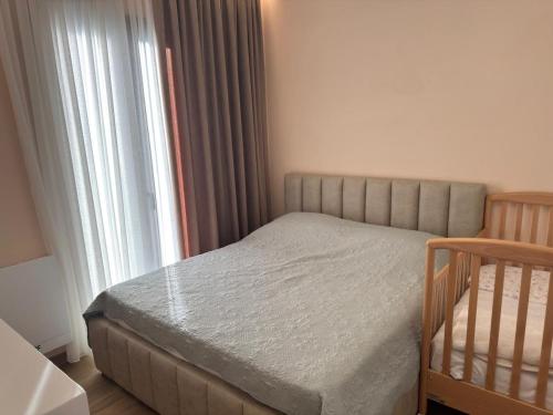 a small bedroom with a bed and a window at TwinSeas in Draç