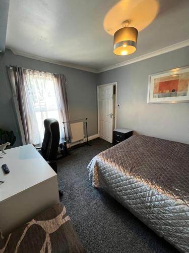 Кровать или кровати в номере room near Luton center