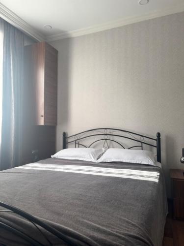Una cama o camas en una habitación de Charming Private Stay in Old Tbilisi