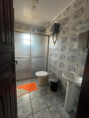 Casa 50 metros da praia mansa في بونتال دو بارانا: حمام مع مرحاض ومغسلة