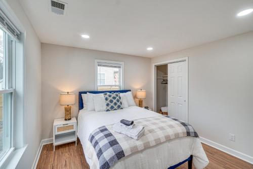 Postel nebo postele na pokoji v ubytování Walk to Leesburg Historic District Family Retreat