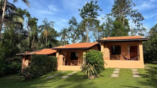 una piccola casa in mezzo a un cortile di Chalés Bela Vista a Parati