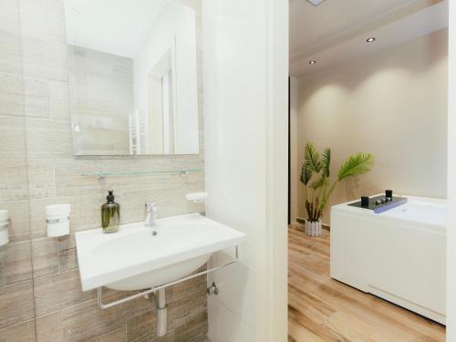 Et badeværelse på Luxury Apartment with Hot Tub - THE NEST